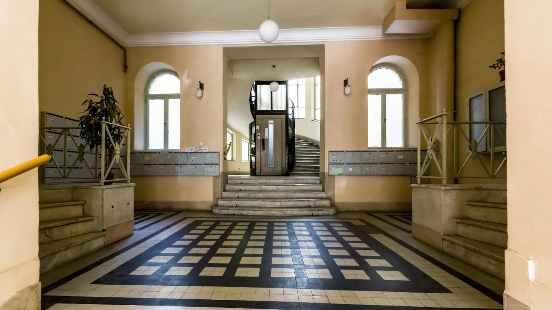 N16 Deluxe Apartment Budapest Ungern